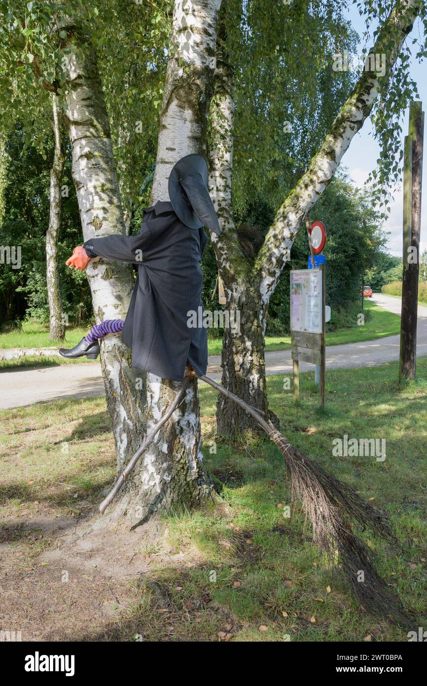 Semplici oggetti fatti a mano divertenti scherzi di Halloween a casa per il posizionamento in strada. Foto Stock