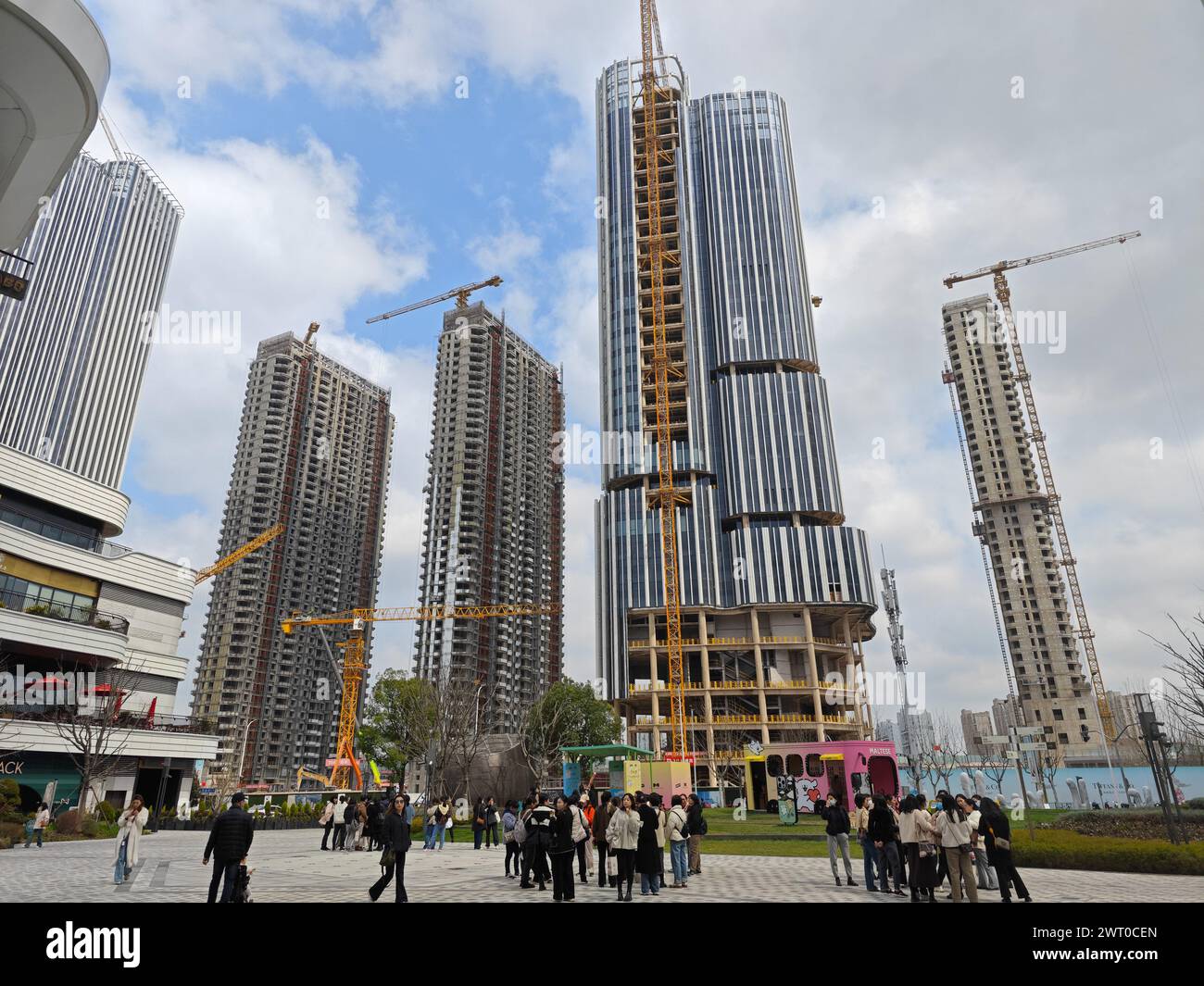 SHANGHAI, CINA - 15 MARZO 2024 - edifici residenziali e commerciali sono in costruzione vicino a Dongyu Road, Qiantan, nuova area di Pudong, S. Foto Stock