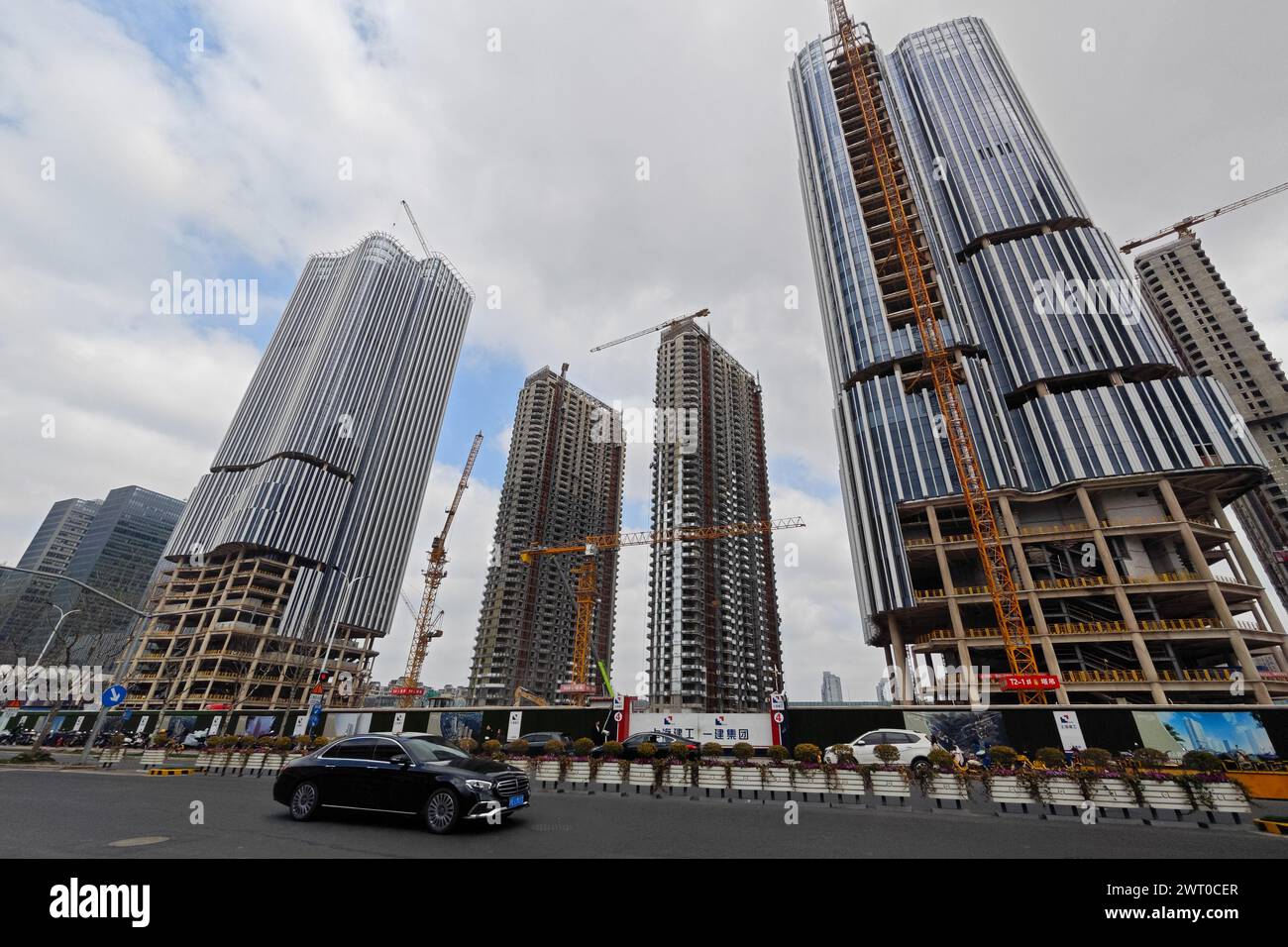 SHANGHAI, CINA - 15 MARZO 2024 - edifici residenziali e commerciali sono in costruzione vicino a Dongyu Road, Qiantan, nuova area di Pudong, S. Foto Stock