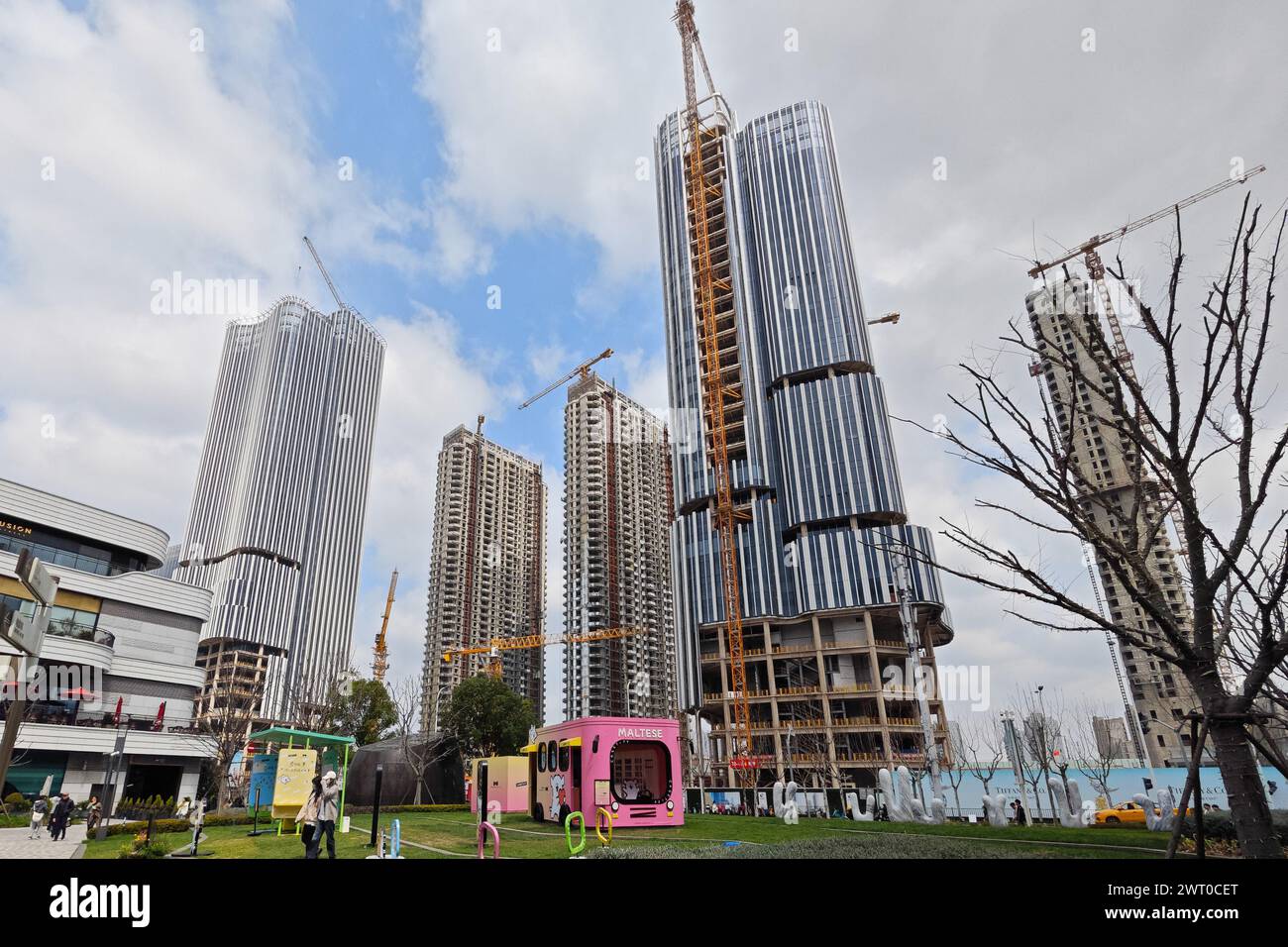 SHANGHAI, CINA - 15 MARZO 2024 - edifici residenziali e commerciali sono in costruzione vicino a Dongyu Road, Qiantan, nuova area di Pudong, S. Foto Stock