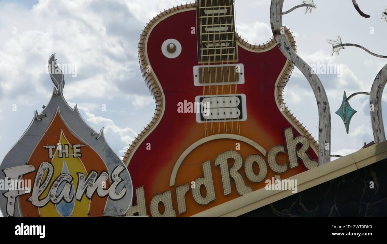 Las Vegas, Nevada, USA 7 marzo 2024 Hard Rock Hotel Guitar al Neon Boneyard Park il 7 marzo 2024 a Las Vegas, Nevada, USA. Foto di Barry King/Alamy Stock Photo Foto Stock