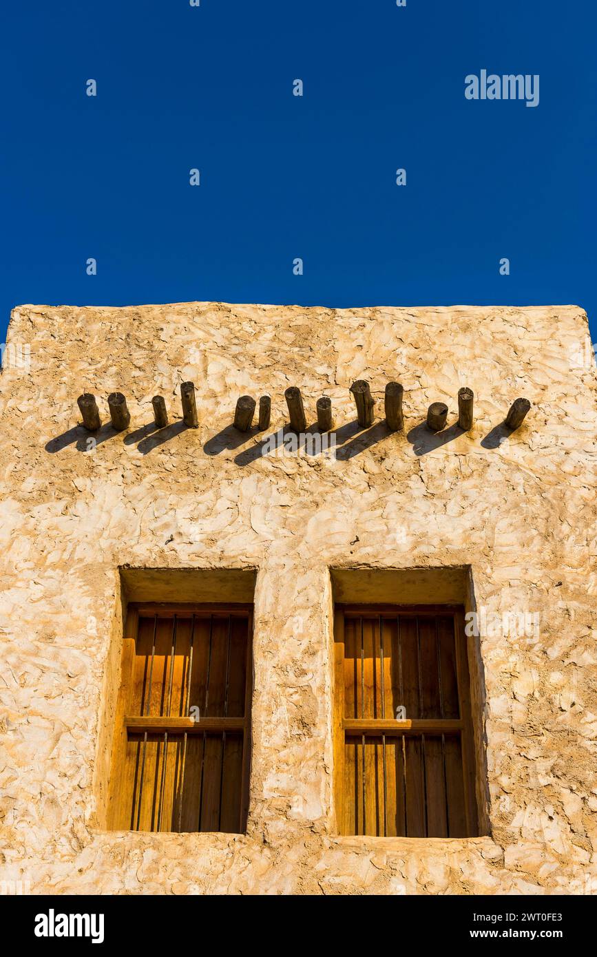 Casa tradizionale fatta di argilla nel Souq Waqif a Doha, arabo, architettura, orientale, viaggi, cultura, storia culturale, storia, città vecchia Foto Stock