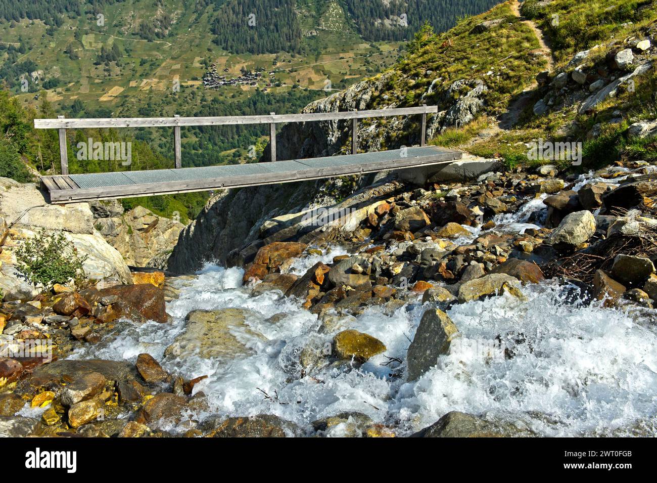 Stretto ponte sul torrente Naestbach sulla strada per il rifugio Bietschhorn, vicino a Blatten, Loetschental, Vallese, Svizzera Foto Stock