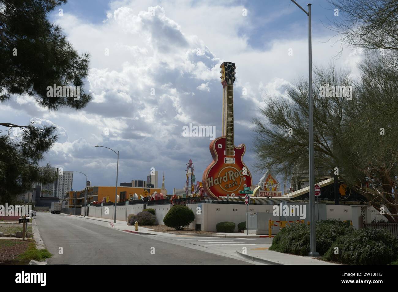 Las Vegas, Nevada, USA 7 marzo 2024 Hard Rock Hotel Guitar al Neon Boneyard Park il 7 marzo 2024 a Las Vegas, Nevada, USA. Foto di Barry King/Alamy Stock Photo Foto Stock