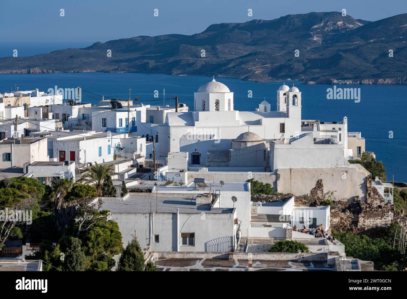 Vista della Chiesa di Panagia Korfiatissa, della Chiesa greco-ortodossa, di Plaka, di Milos, delle Cicladi, Grecia Foto Stock