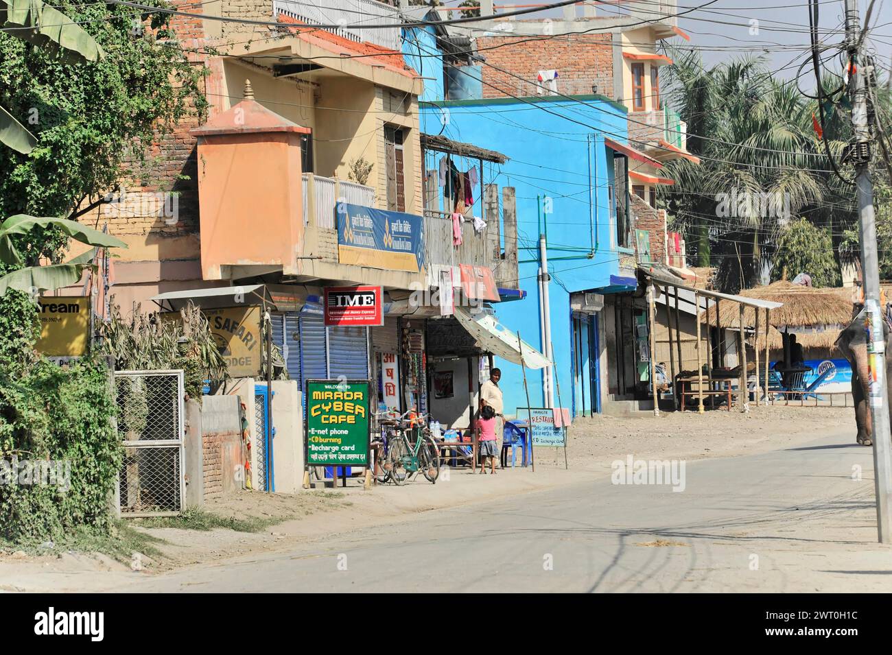 Scena di strada con negozi e alcune persone in un ambiente urbano, il Parco Nazionale di Chitwan, Bhairahawa, Nepal Foto Stock