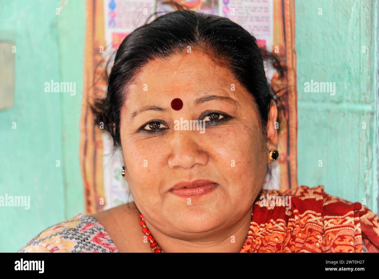 Ritratto di una donna con bindi rossi e gioielli, espressione seria, Pokhara Valley, Pokhara, Nepal Foto Stock