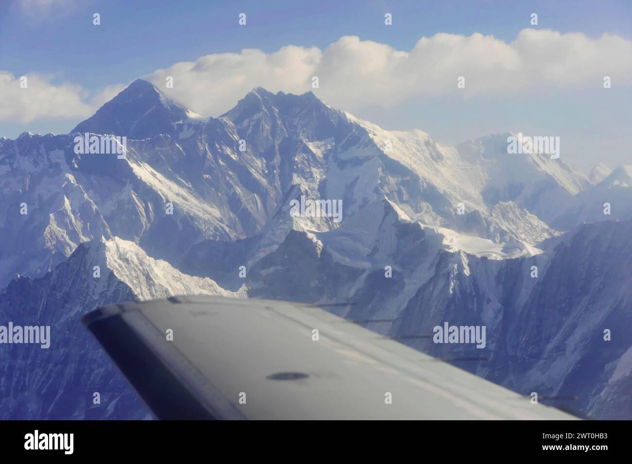 Vista aerea di una vetta innevata e delle catene montuose circostanti, impressioni dal grande volo panoramico lungo i giganti dell'Himalaya Foto Stock