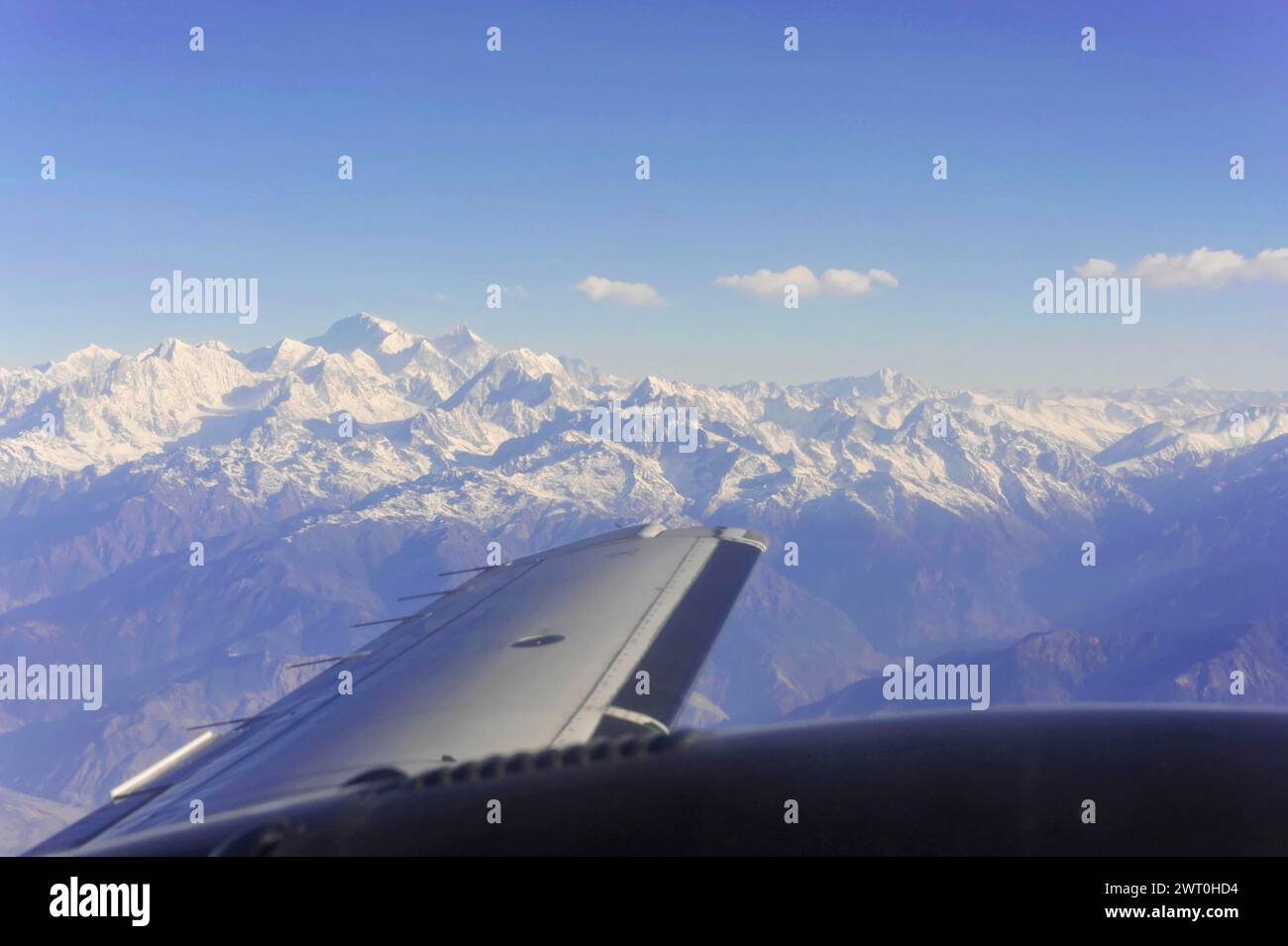 Vista dall'aeroplano sull'ala e su un paesaggio di montagna, impressioni dal grande volo panoramico lungo i giganti dell'Himalaya, il tetto di Foto Stock