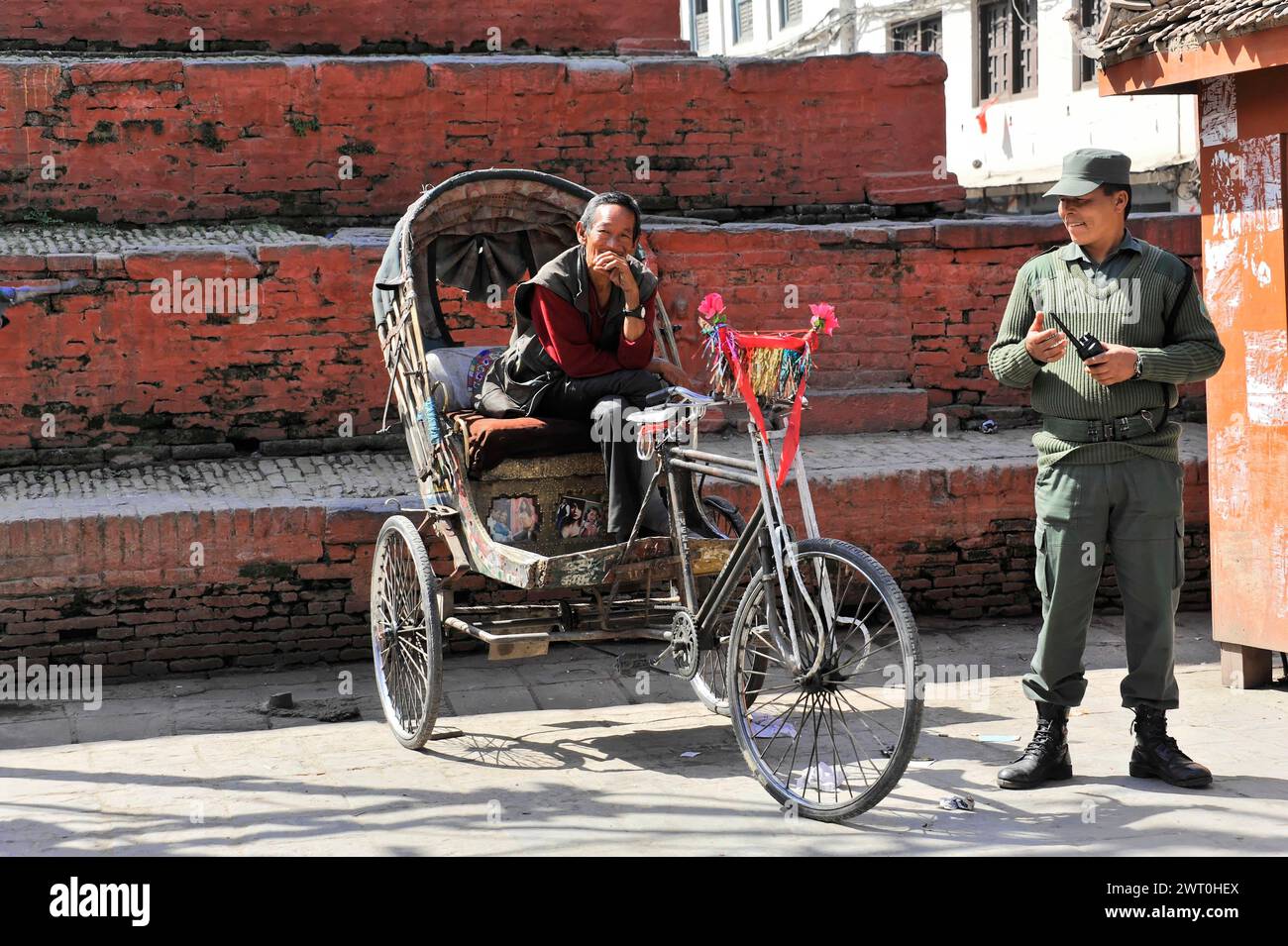 Persona in risciò che comunica con un uomo in piedi, Kathmandu Valley, Nepal Foto Stock