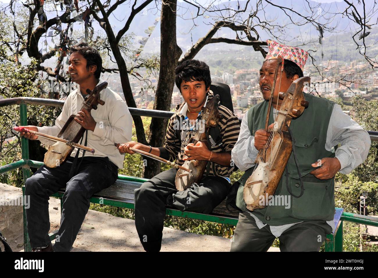 Tre musicisti di strada suonano strumenti tradizionali e intrattenono i passanti, Kathmandu Valley, Kathmandu, Nepal Foto Stock