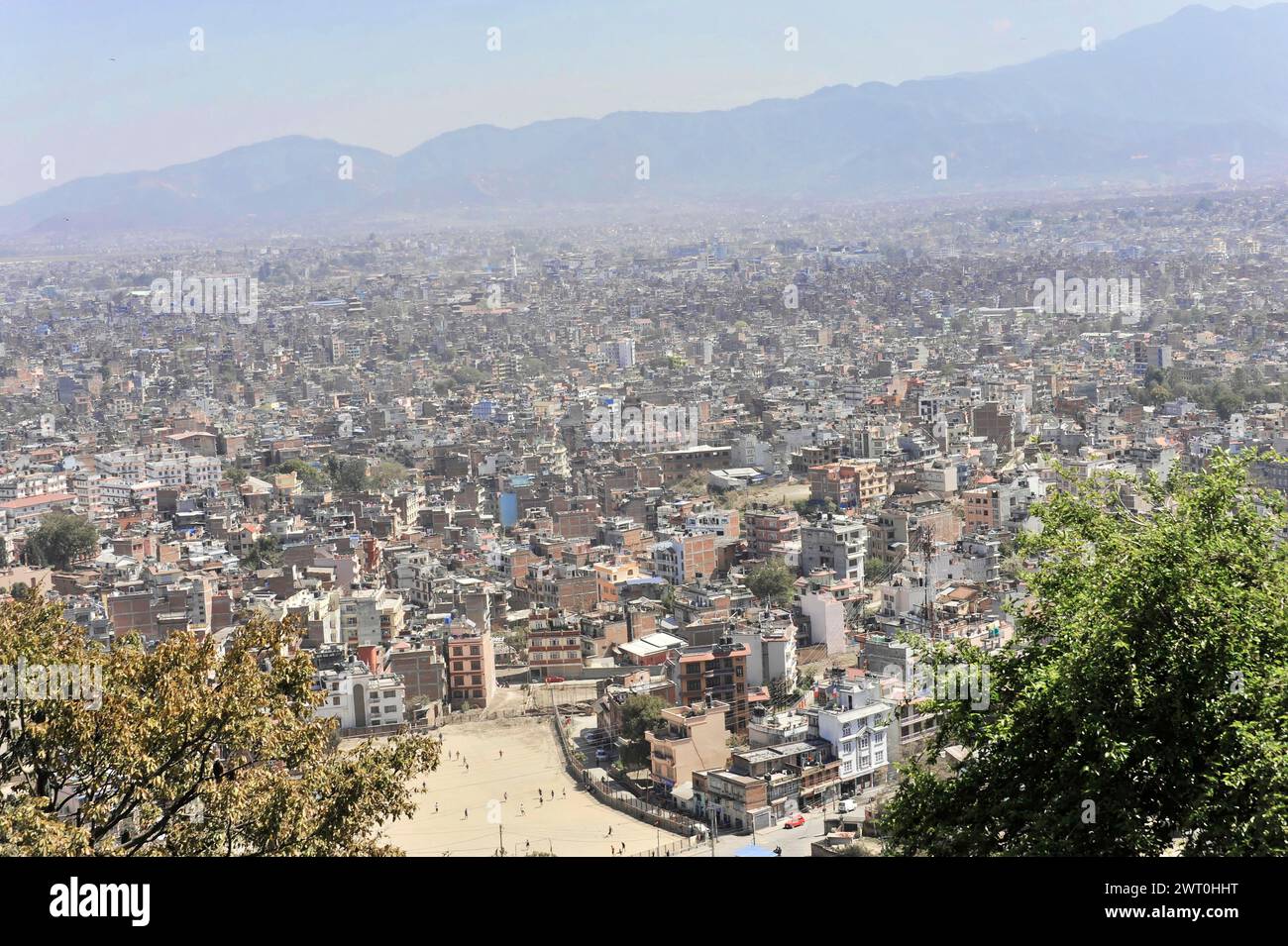 Vista di una città densamente edificata con montagne sullo sfondo, la valle di Kathmandu, Kathmandu, Nepal Foto Stock