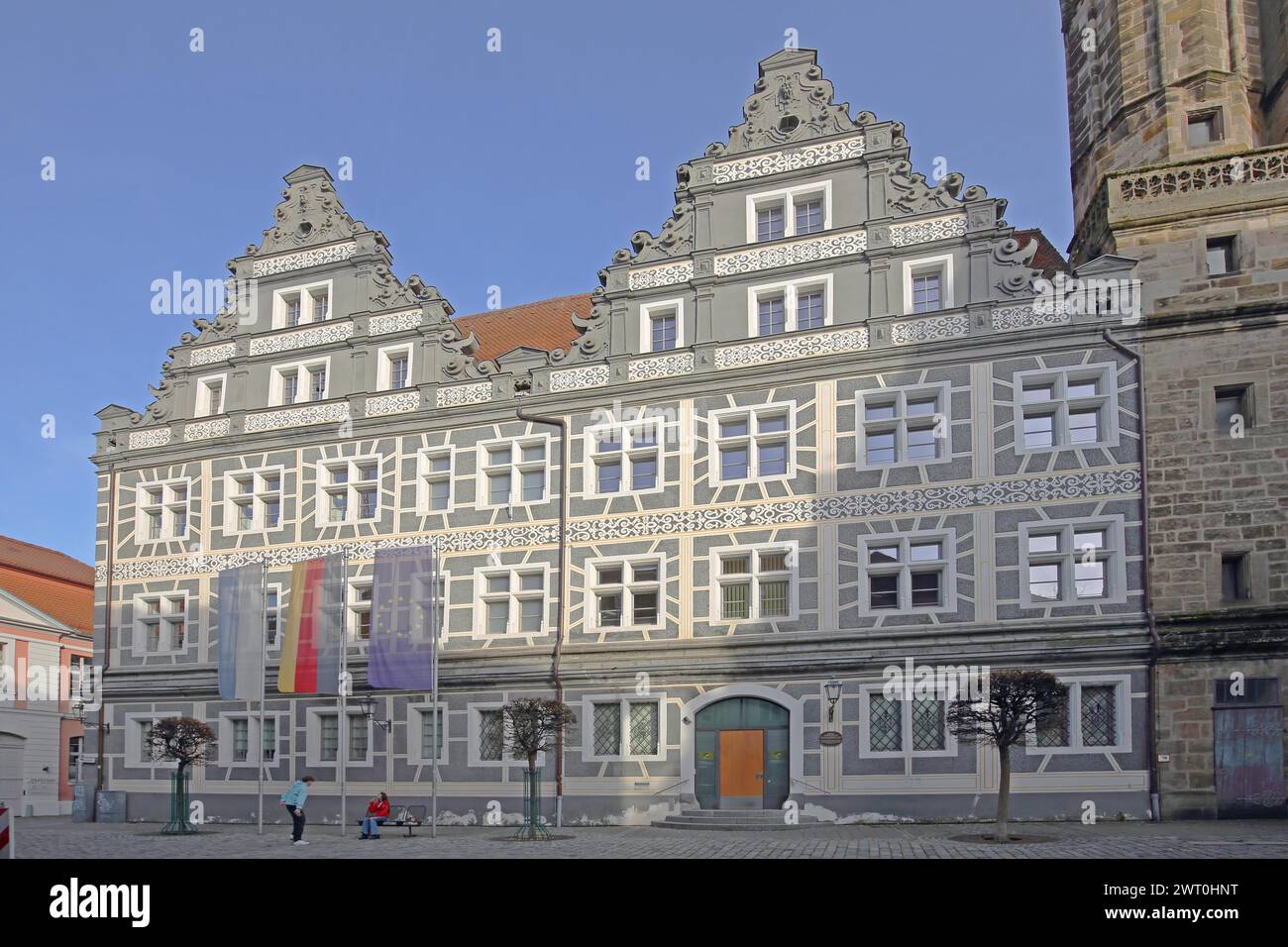 Edificio rinascimentale con sgraffiti e bandiere, bandiera UE, bandiera di Stato tedesca, bandiera di Stato bavarese, grigio, bianco, ex cancelleria di corte, amministrativo Foto Stock