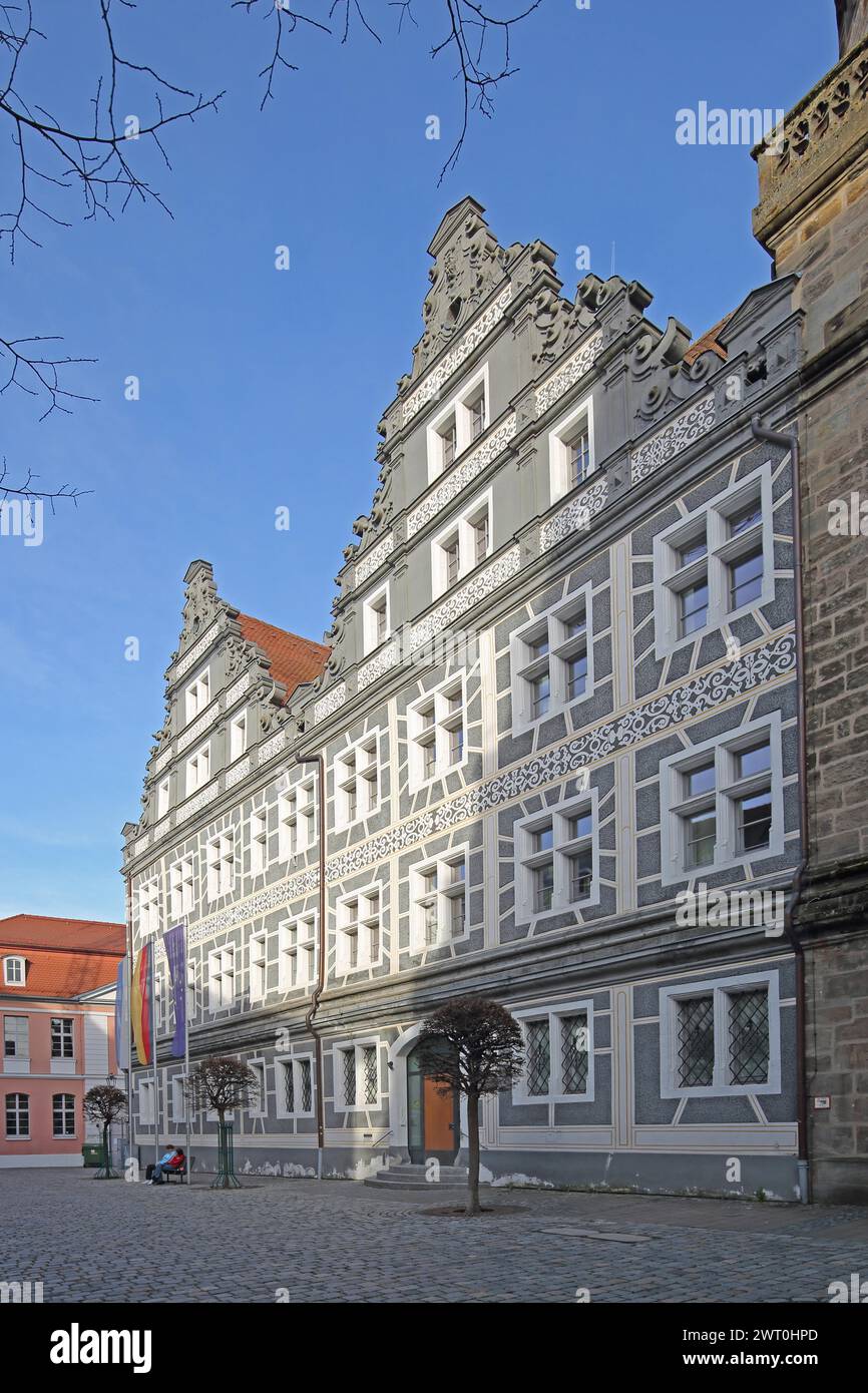 Edificio rinascimentale con sgraffiti e bandiere, bandiera UE, bandiera di Stato tedesca, bandiera di Stato bavarese, grigio, bianco, ex cancelleria di corte, amministrativo Foto Stock