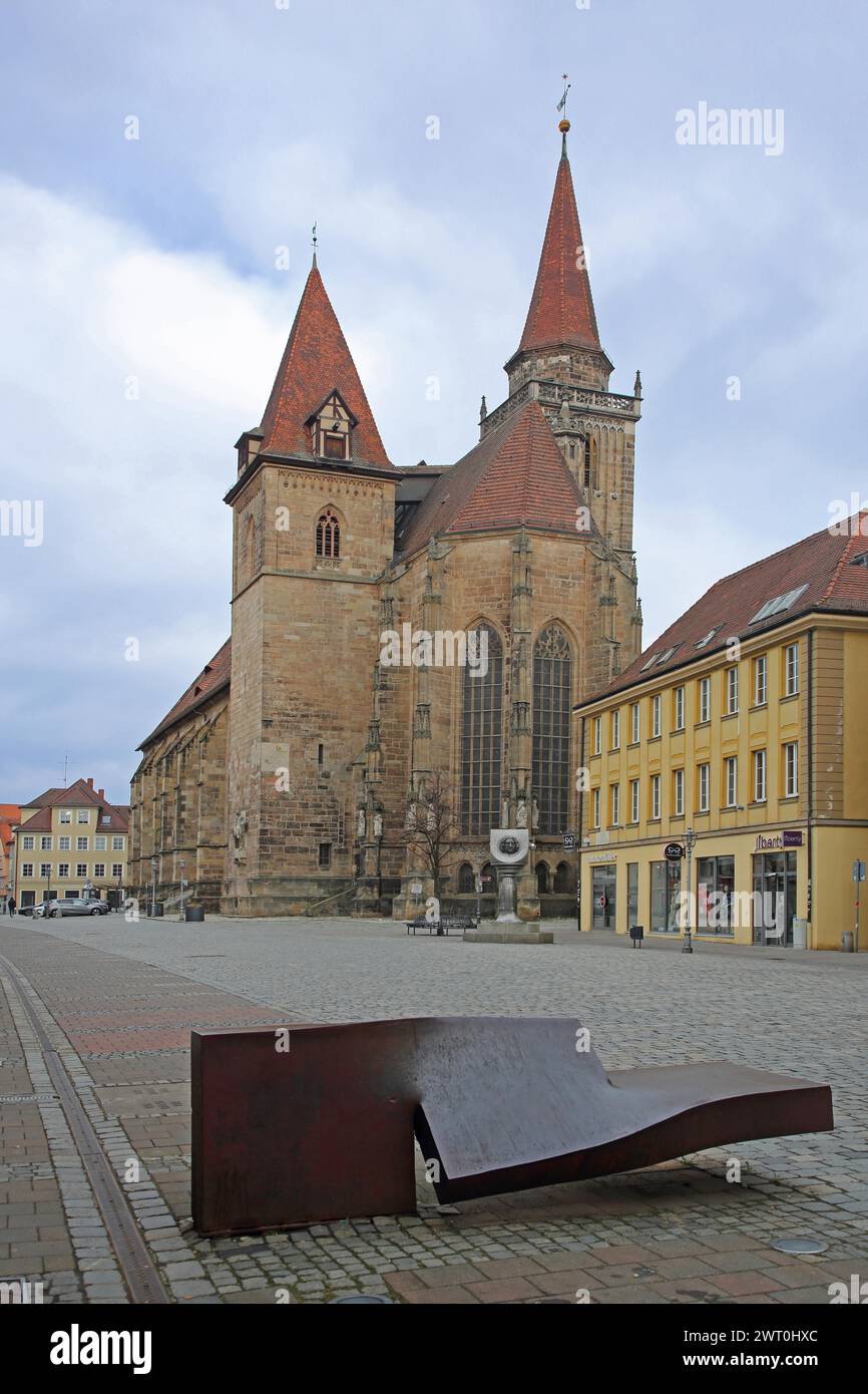 Scultura Horizontal Development di Thomas Roethel 2004 e Martin-Luther-Platz con St. Johannis Church, ferro, piegato, arrugginito, crepa, spazio, Ansbach Foto Stock