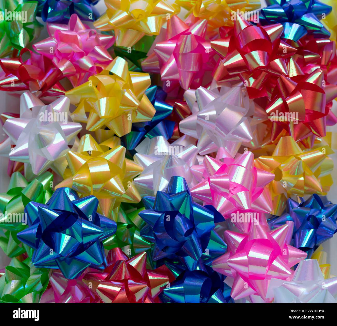 Sfondo colorato con fiocchi decorativi per i regali. Foto Stock