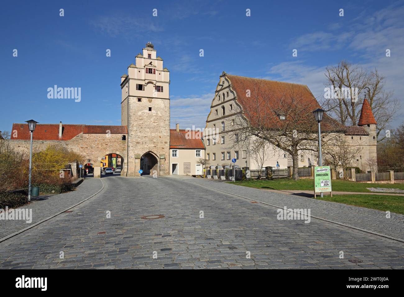 Noerdlinger Tor con fortificazioni cittadine, mura cittadine e mulino storico, porta cittadina, torre cittadina, Dinkelsbuehl, Franconia media, Franconia Foto Stock