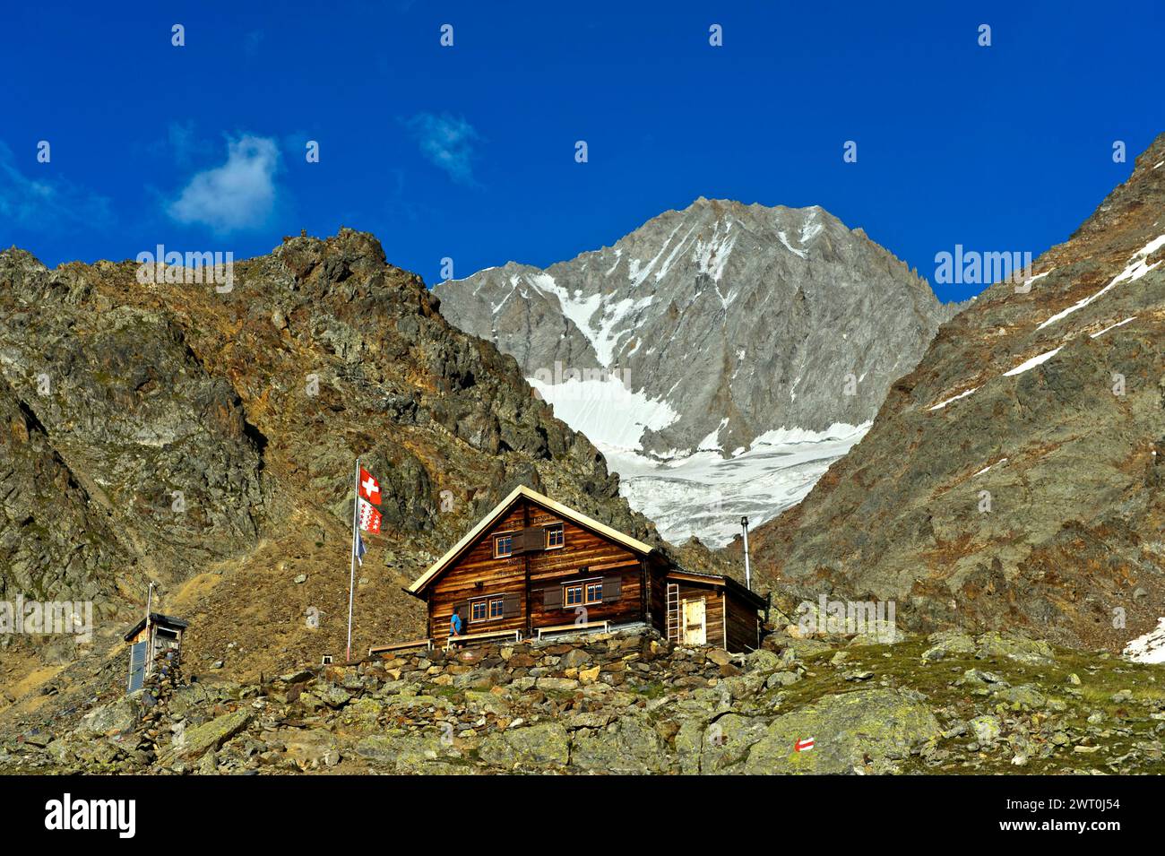 Capanna Bietschhorn del Club Alpino accademico di Berna AACB, cima Bietschhorn sul retro, Loetschental, Vallese, Svizzera Foto Stock