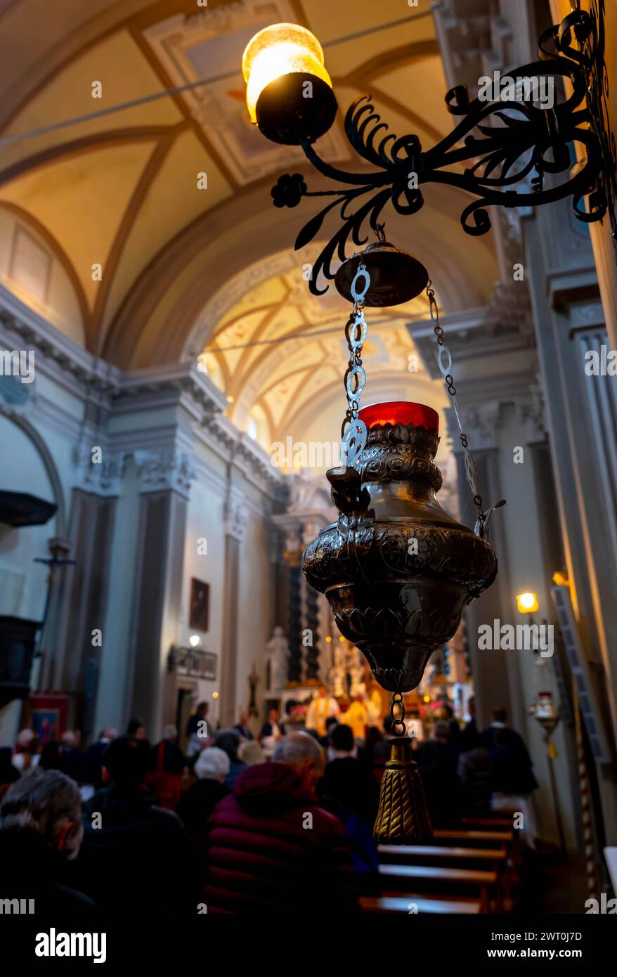 Persone che pregano all'interno della Chiesa di San Nazzaro (Croglio) a Castelrotto, Ticino, Svizzera Foto Stock