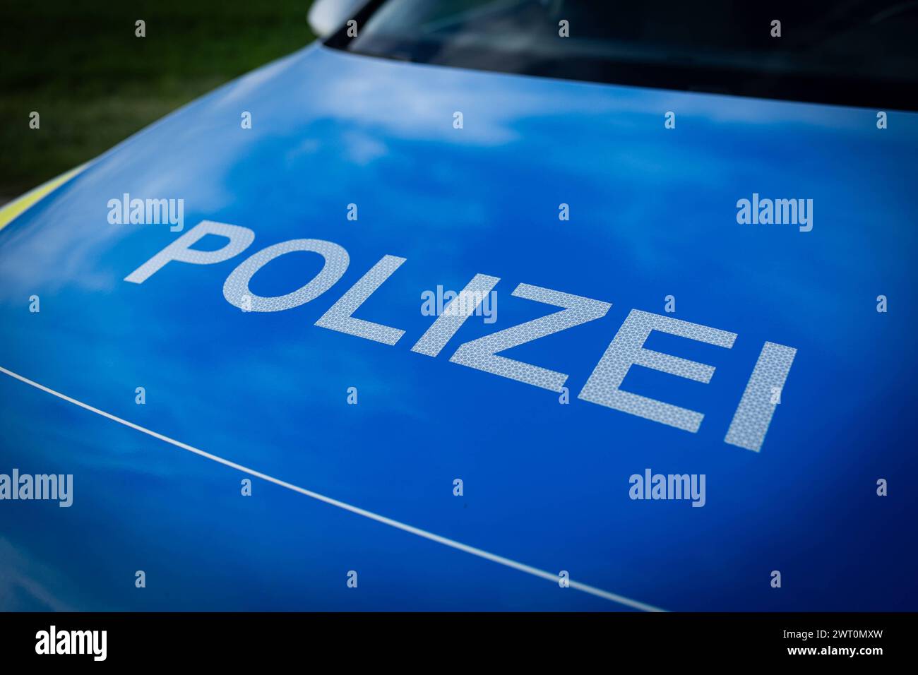 Melle, Germania 14. März 2024: Ein Einsatzfahrzeug, Streifenwagen, der Polizei mit Schriftzug. Landkreis Osnabrück Niedersachsen *** Melle, Germania 14 marzo 2024 un veicolo di emergenza, pattuglia, della polizia con lettere Distretto di Osnabrück bassa Sassonia Copyright: XFotostandx/xGelhotx Foto Stock