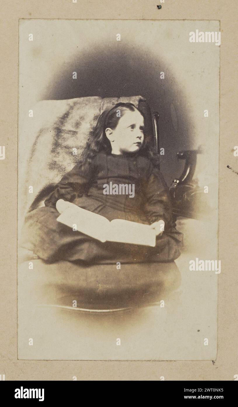 Ritratto di una giovane ragazza con libro. Forse Sir John Joscelyn Coghill, fotografo (irlandese, 1826 - 1905) circa 1865 Ritratto di una giovane ragazza seduta su una sedia con un libro aperto in grembo. La sua testa è girata a destra. (Recto, montaggio) in alto a destra, matita: "66"; Foto Stock