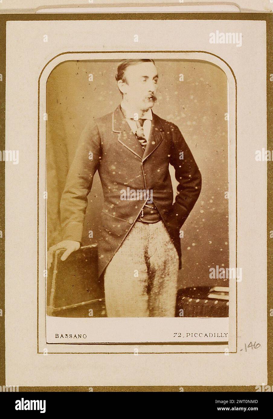 James Keith Fraser. Alexander Bassano, fotografo (britannico, nato in Italia, 1829 - 1913) intorno al 1860-1863, questa fotografia si trova in un album che mescola pagine di cartes-de-visite con fotocollage a pagina intera. I collagisti vittoriani hanno preso i loro materiali fotografici principalmente da cartes-de-visite. Brevettata da André Adolphe Eugène Disdéri nel 1854, la carta-de-visite fu stampata facilmente ed economicamente (84.XD.1157.2179). Negli anni '1860,  cartomania   aveva preso piede. Divenne consuetudine scambiare cartes-de-visite su chiamate sociali. Questi piccoli ritratti da studio misurano 3 ½ x 2 1/8 pollici, circa la S. Foto Stock