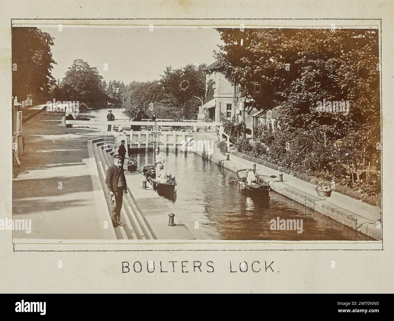 Boulters Lock. Henry W. Taunt, fotografo (britannico, 1842 - 1922) 1897 una delle cinque fotografie che illustrano una mappa stampata di Taplow, Bray e l'area circostante lungo il Tamigi. La fotografia mostra una vista del lucchetto di Boulter. Due barche, ciascuna con passeggeri, attendono su entrambi i lati della chiusa l'acqua che si solleva. L'armadietto e molti altri uomini stanno ai lati della chiusa e un ponte sul fiume. (Recto, montaggio) centro inferiore, sotto l'immagine, stampato con inchiostro nero: "BLOCCO BOULTERS" Foto Stock