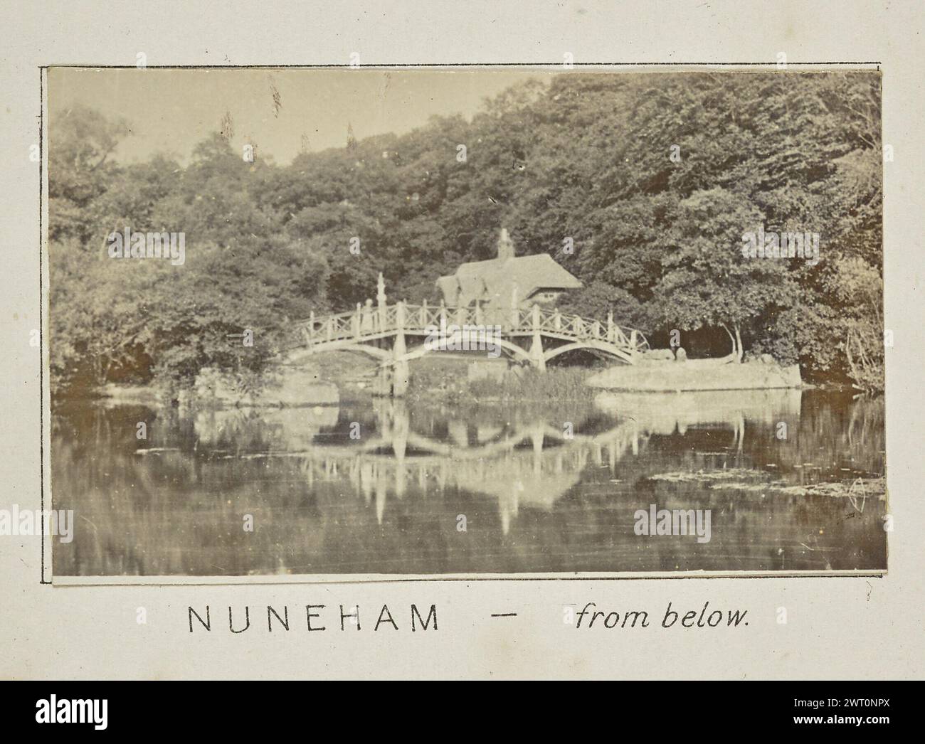 Nuneham - dal basso. Henry W. Taunt, fotografo (britannico, 1842 - 1922) 1897 una delle tre fotografie che illustrano una mappa stampata di Sandford, Radley e l'area circostante lungo il Tamigi. La fotografia mostra una vista del Nuneham Park Bridge dall'altra parte dell'acqua, con il tetto e il camino del Lock Cottage visibili dietro di esso. (Recto, montaggio) centro inferiore, sotto l'immagine, stampato con inchiostro nero: "NUNEHAM - dal basso [corsivo]" Foto Stock