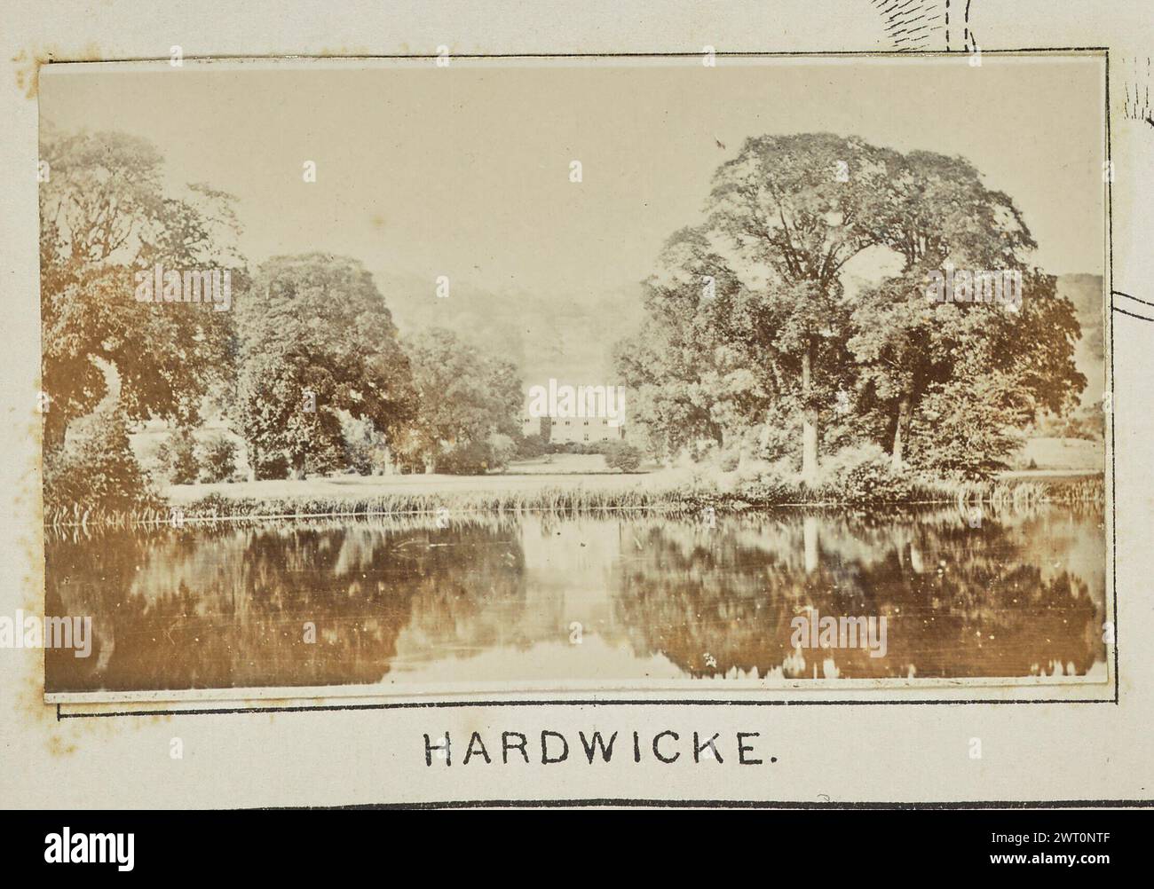 Hardwicke. Henry W. Taunt, fotografo (britannico, 1842 - 1922) 1897 una delle tre fotografie che illustrano una mappa stampata di Mapledurham, Purley, Reading e l'area circostante lungo il Tamigi. La fotografia mostra una vista di Hardwick House dall'altra parte del fiume. Erba alta e alberi fiancheggiano il fiume su entrambi i lati. (Recto, montaggio) centro inferiore, sotto l'immagine, stampato con inchiostro nero: "HARDWICKE". Foto Stock