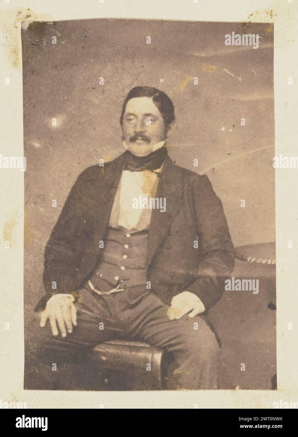 Ritratto di un uomo. Jakob Höflinger, fotografo (svizzero, 1819 - 1898) circa 1853-1860, ritratto di un uomo seduto con entrambe le mani appoggiate sulla parte superiore delle gambe. L'uomo ha i baffi e indossa un gilet con una catena di orologi. Foto Stock