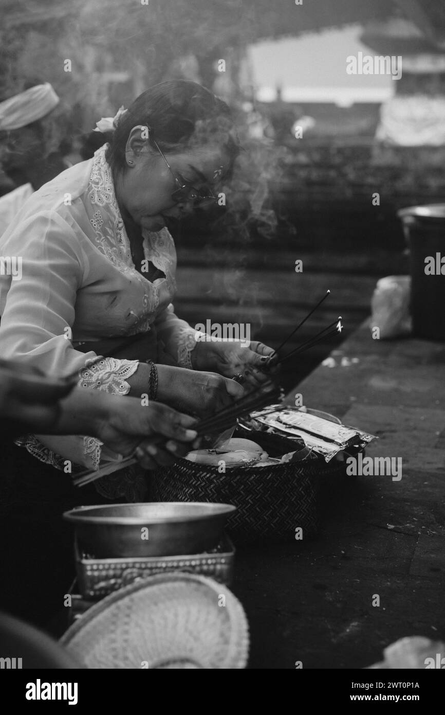 Tradizionale cerimonia balinese, offerte di alcolici, incenso. Foto Stock