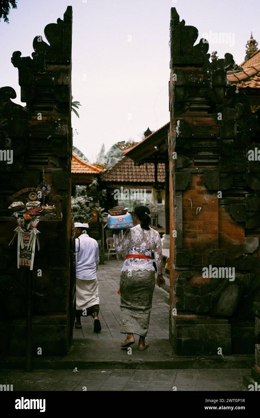 Cerimonia tradizionale balinese, la gente fa offerte agli spiriti. Foto Stock