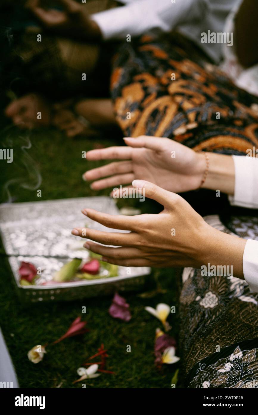 Cerimonia tradizionale balinese, la gente prega nel tempio. Foto Stock