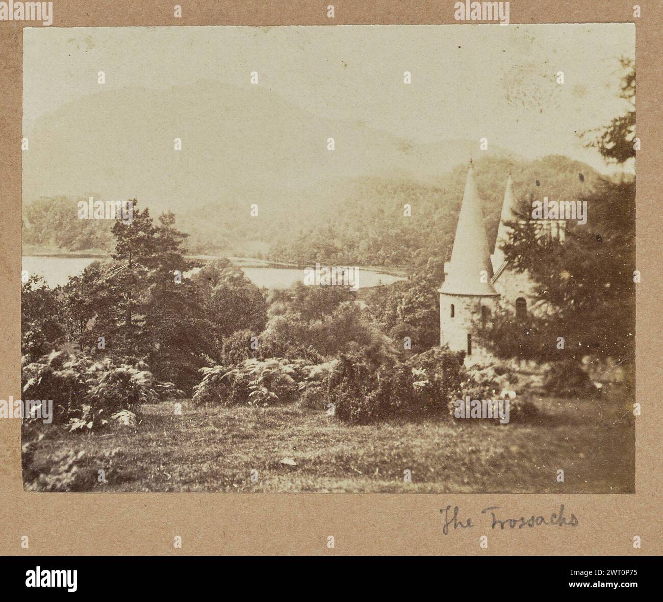 I Trossachs. Forse Sir John Joscelyn Coghill, fotografo (irlandese, 1826 - 1905) circa 1860–1865 Vista del paesaggio dei Trossachs. Un edificio con due torri cilindriche e tetti conici si trova sul bordo destro dell'immagine. (Recto, montaggio) in alto a destra, matita: "28"; in basso a destra, sotto l'immagine, matita: "i Trossachs"; Foto Stock