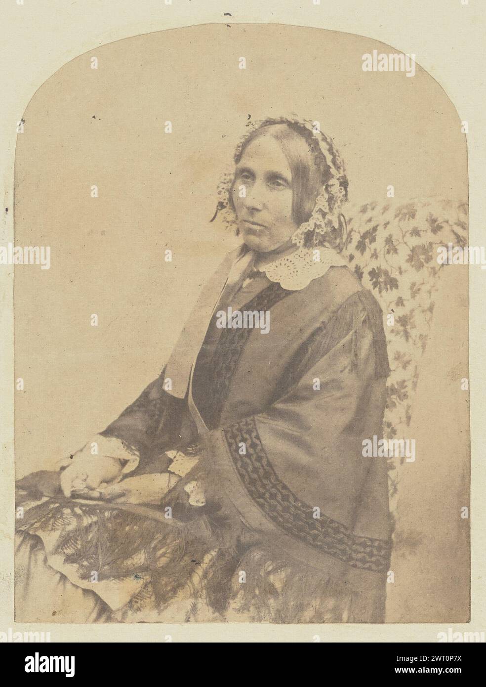 Ritratto di una donna. Sir John Joscelyn Coghill, fotografo (irlandese, 1826 - 1905) intorno agli anni '1850 Un ritratto di una donna seduta che indossa un cofano con volant. La sua sedia è ricoperta di tappezzeria a motivi floreali. (Recto, montaggio) in alto a destra, matita: "22"; Foto Stock