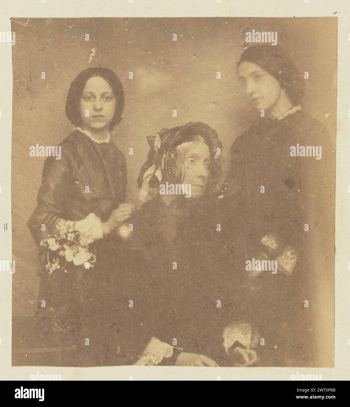 Ritratto di donne e ragazze. Sir John Joscelyn Coghill, fotografo (irlandese, 1826 - 1905) intorno agli anni '1850 Un ritratto di una donna e due ragazze. La donna è seduta e indossa un cofano. Le ragazze stanno da entrambi i lati della donna. (Recto, montaggio) in alto a destra, matita: "46"; Foto Stock