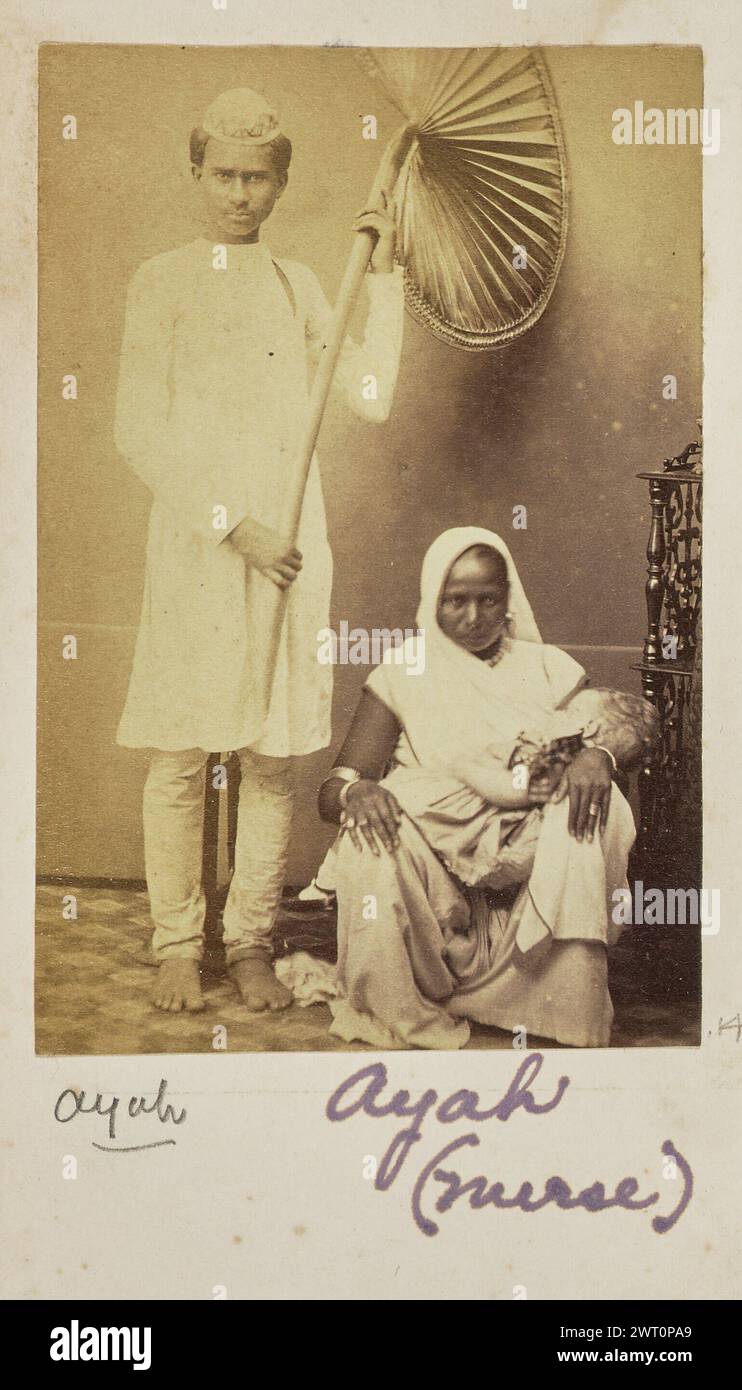 Ayah. Sconosciuto, fotografo 1861–1903 Ritratto di un "ayah", o di una nursemaid, seduto e in possesso di un bambino caucasico. Un uomo sta accanto al ayah, tenendo un fan. (Recto, monta) al centro a sinistra, sotto l'immagine, a matita: "ayah [sottolineato]"; al centro a sinistra, sotto l'immagine, in inchiostro viola: "Ayah / (infermiere)"; Foto Stock