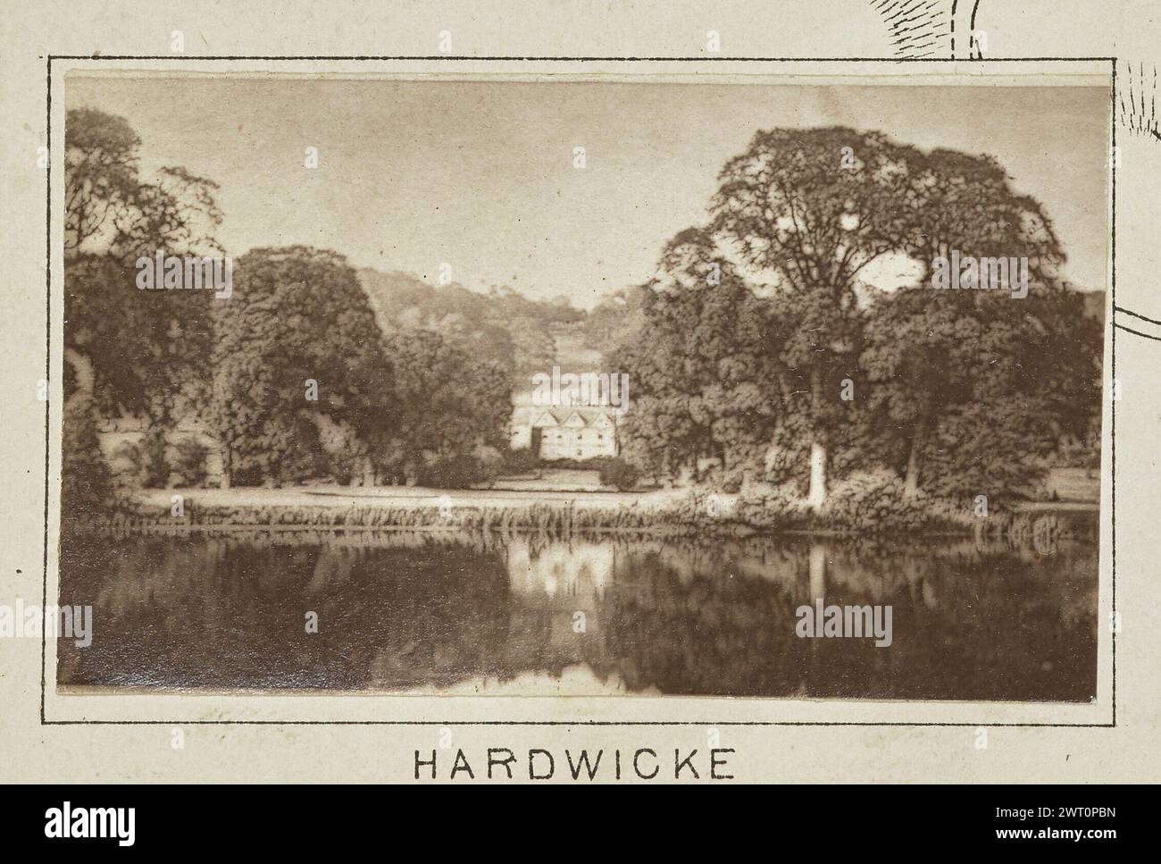 Hardwicke. Henry W. Taunt, fotografo (britannico, 1842 - 1922) intorno al 1886 una delle tre fotografie che illustrano una mappa stampata di Mapledurham, Purley, Reading e l'area circostante lungo il Tamigi. La fotografia mostra una vista di Hardwick House dall'altra parte del fiume. Erba alta e alberi fiancheggiano il fiume su entrambi i lati. (Recto, montaggio) centro inferiore, sotto l'immagine, stampato con inchiostro nero: "HARDWICKE". Foto Stock