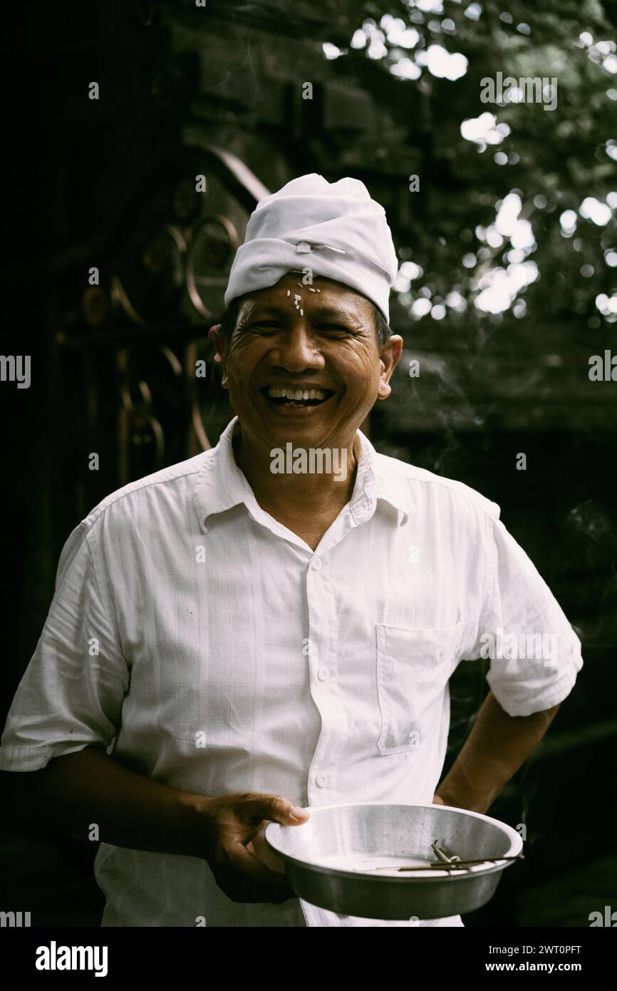 Cerimonia tradizionale balinese, uomo in costume nazionale. Foto Stock