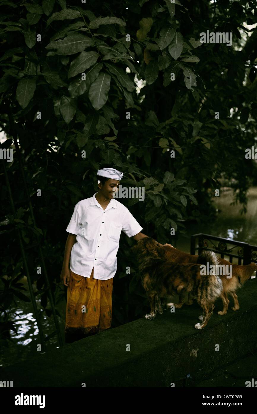 Cerimonia tradizionale balinese, ragazzo in costume nazionale. Foto Stock