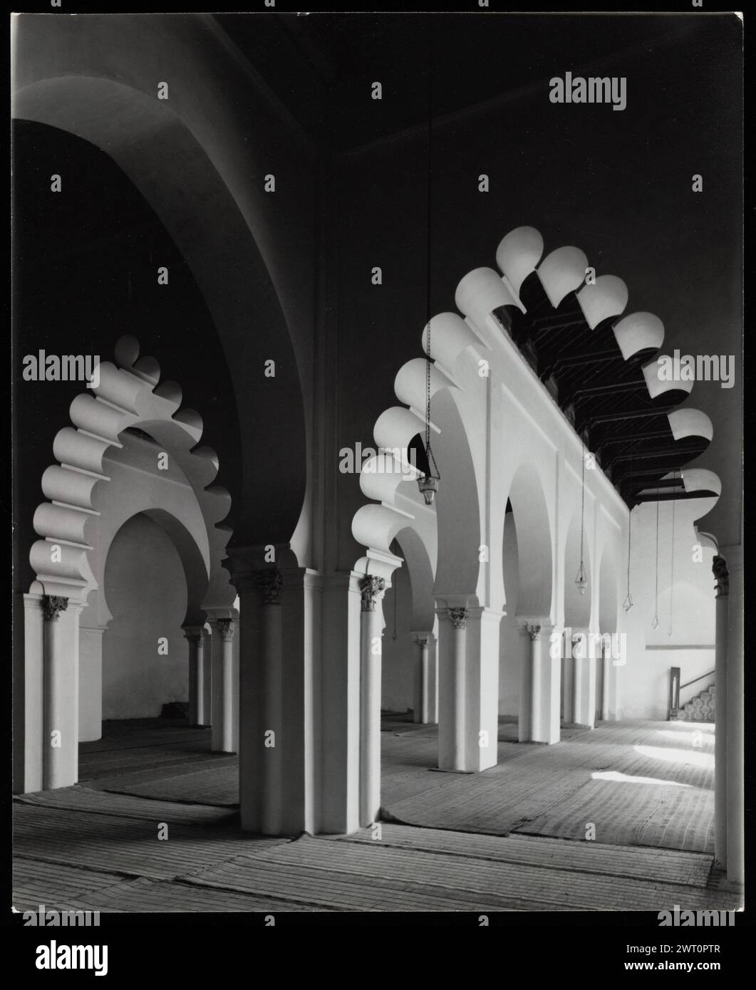 Marocco Marrakech Moschea Kutubiya immagine inedita 3. Swaan, Wim. 1967 o precedenti materiali di produzione fotografica per il Marocco: Marrakesh, Fez, Rabat fotografie di architettura sono stati selezionati e digitalizzati da questi materiali. Ritratti, immagini etnografiche e immagini di oggetti museali sono stati esclusi. Le immagini digitali sono disposte geograficamente, prima per paese, poi per città, poi per sito complesso o monumento, con tutti i nomi in ordine alfabetico. I nomi delle località derivano dal Getty Thesaurus of Geographic Names (TGN)®, dalle intestazioni tematiche della Library of Congress e dalle pubblicazioni scientifiche. Foto Stock