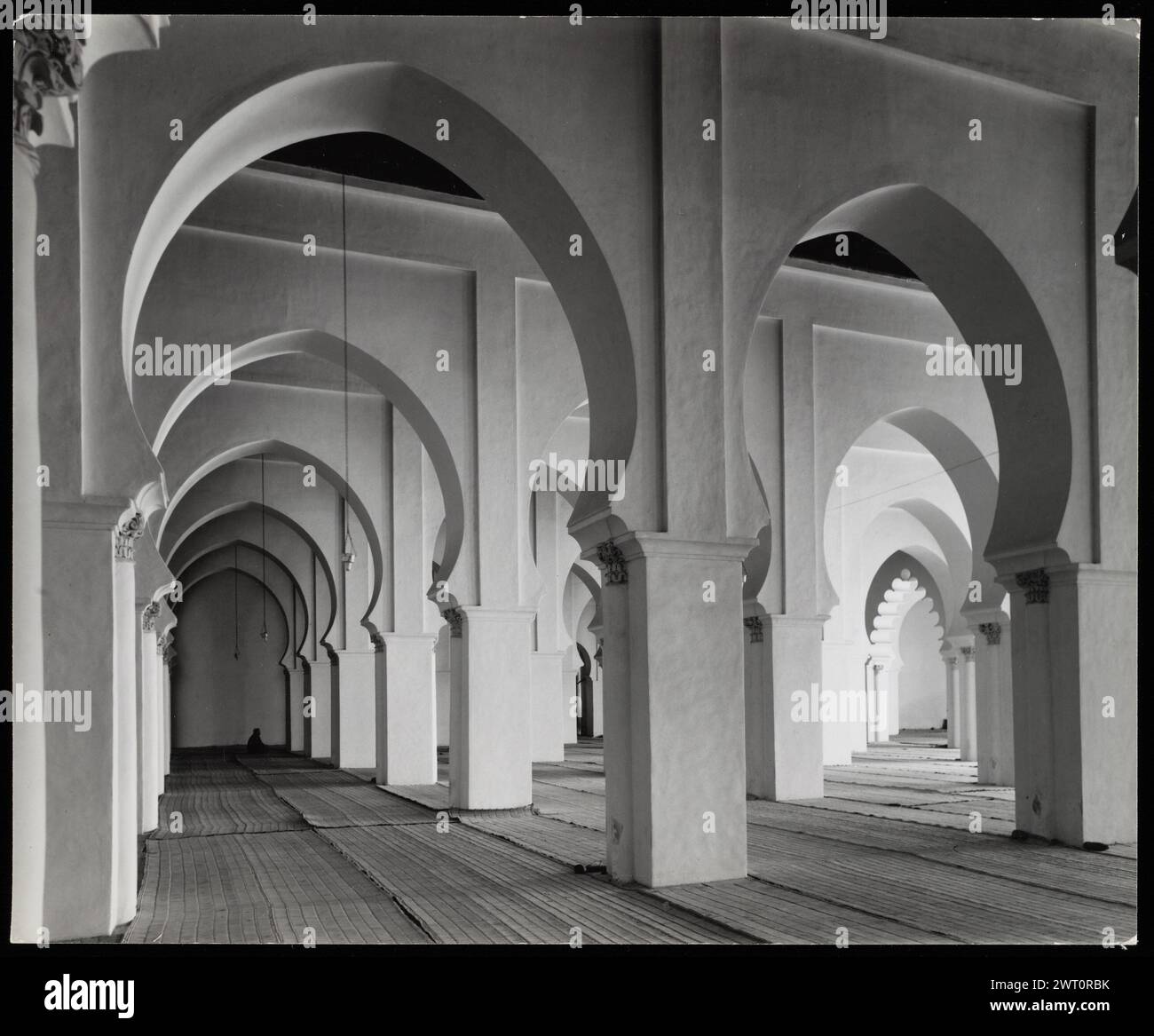 Marocco Marrakech Moschea Kutubiya immagine inedita 2. Swaan, Wim. 1967 o precedenti materiali di produzione fotografica per il Marocco: Marrakesh, Fez, Rabat fotografie di architettura sono stati selezionati e digitalizzati da questi materiali. Ritratti, immagini etnografiche e immagini di oggetti museali sono stati esclusi. Le immagini digitali sono disposte geograficamente, prima per paese, poi per città, poi per sito complesso o monumento, con tutti i nomi in ordine alfabetico. I nomi delle località derivano dal Getty Thesaurus of Geographic Names (TGN)®, dalle intestazioni tematiche della Library of Congress e dalle pubblicazioni scientifiche. Foto Stock
