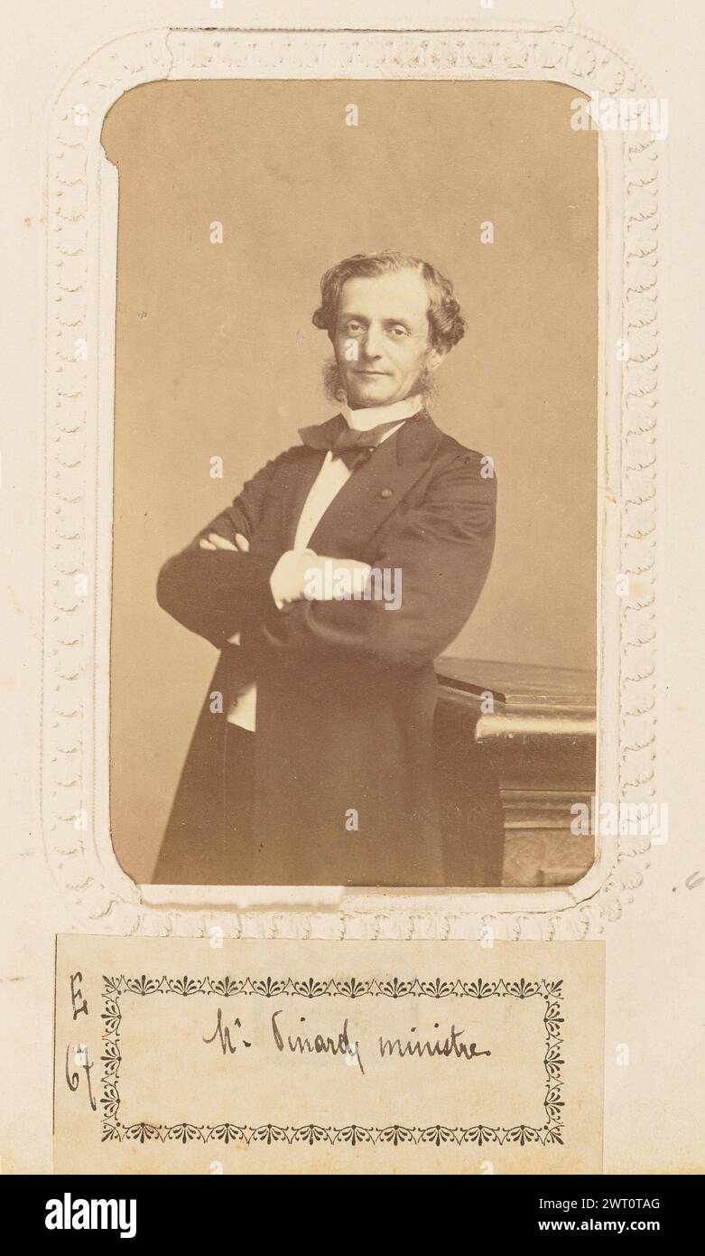 E. Pinard. Pierre Louis Pierson, fotografo (francese, 1822 - 1913) dopo il 1861 Un ritratto di Ernest Pinard, Ministro degli interni. E' in piedi con le braccia incrociate sul petto. Si sta appoggiando contro un tavolo o un piedistallo. (Recto, montaggio) centro inferiore, sotto l'immagine, lettera nera: "L. PIERSON. PHOT.'; in basso a sinistra, letterpress nero: 'Déposé'; in basso a destra, letterpress nero: 'Garanti d'après nature.'; (verso, Mount) in alto a sinistra, inchiostro nero: 'E. Pinard'; al centro, marchio nero del produttore: 'PIERSON/Seul Propriétaire de la Mon./MAYER & PIERSON/PHOTOGRAPHES DE S.M.l'EMPEREUR/Boulevart des CA Foto Stock