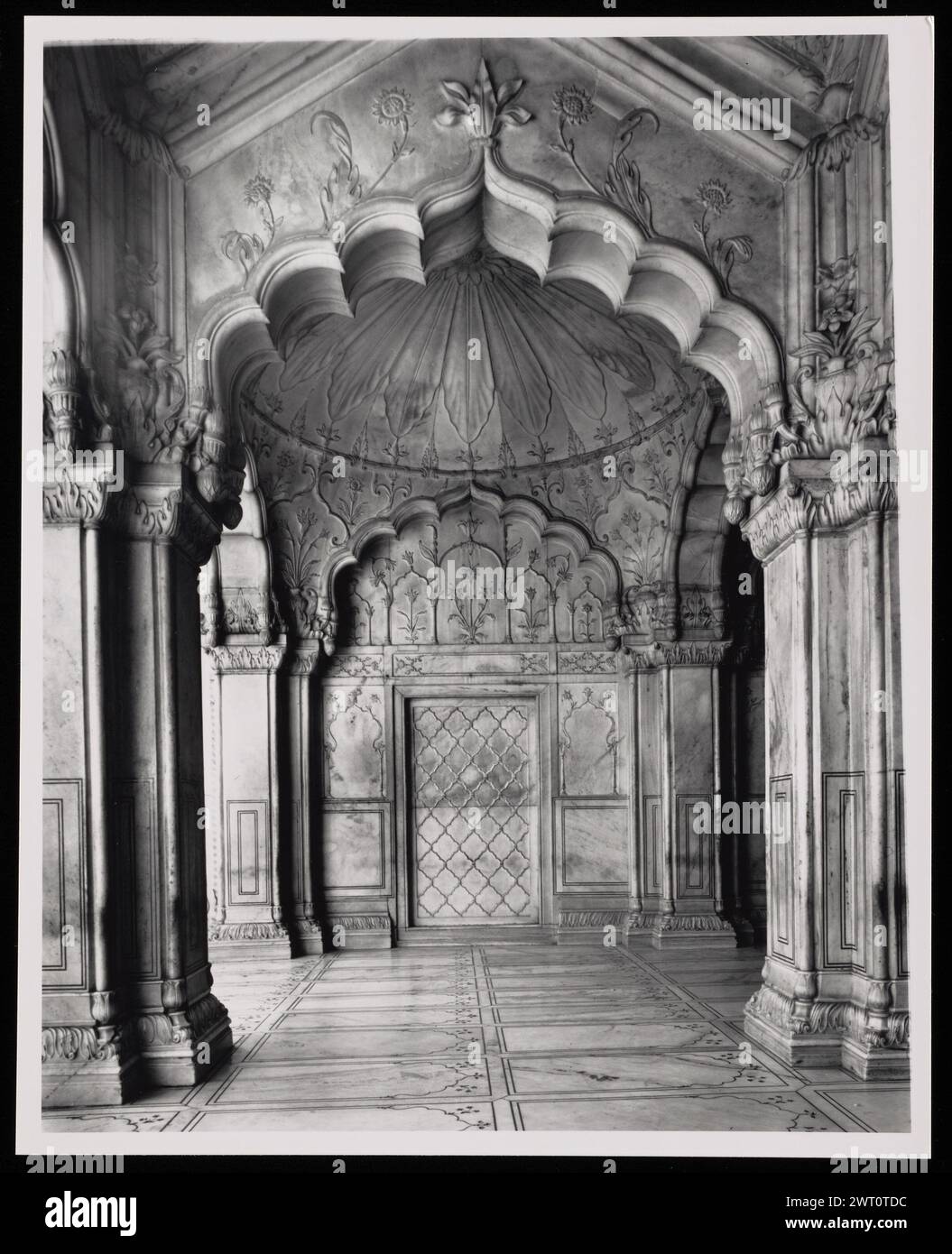 India Delhi Jami Masjid immagine inedita 3. Swaan, Wim. 1968 o precedenti materiali di produzione fotografica per città di Mughul India: Delhi, Agra, Fatehpur Sikri fotografie di architettura sono state selezionate e digitalizzate da questi materiali. Ritratti, immagini etnografiche e immagini di oggetti museali sono stati esclusi. Le immagini digitali sono disposte geograficamente, prima per paese, poi per città, poi per sito complesso o monumento, con tutti i nomi in ordine alfabetico. I nomi delle località derivano dal Getty Thesaurus of Geographic Names (TGN)®, dalle intestazioni tematiche della Library of Congress e dal pub accademico Foto Stock