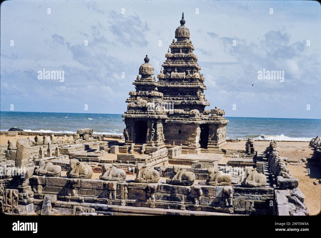 India Māmallapuram Shore Temple immagine inedita 2. Swaan, Wim. 1968 o precedenti materiali di produzione fotografica per città di Mughul India: Delhi, Agra, Fatehpur Sikri fotografie di architettura sono state selezionate e digitalizzate da questi materiali. Ritratti, immagini etnografiche e immagini di oggetti museali sono stati esclusi. Le immagini digitali sono disposte geograficamente, prima per paese, poi per città, poi per sito complesso o monumento, con tutti i nomi in ordine alfabetico. I nomi delle località derivano da Getty Thesaurus of Geographic Names (TGN)®, Library of Congress Subject Headings e schol Foto Stock