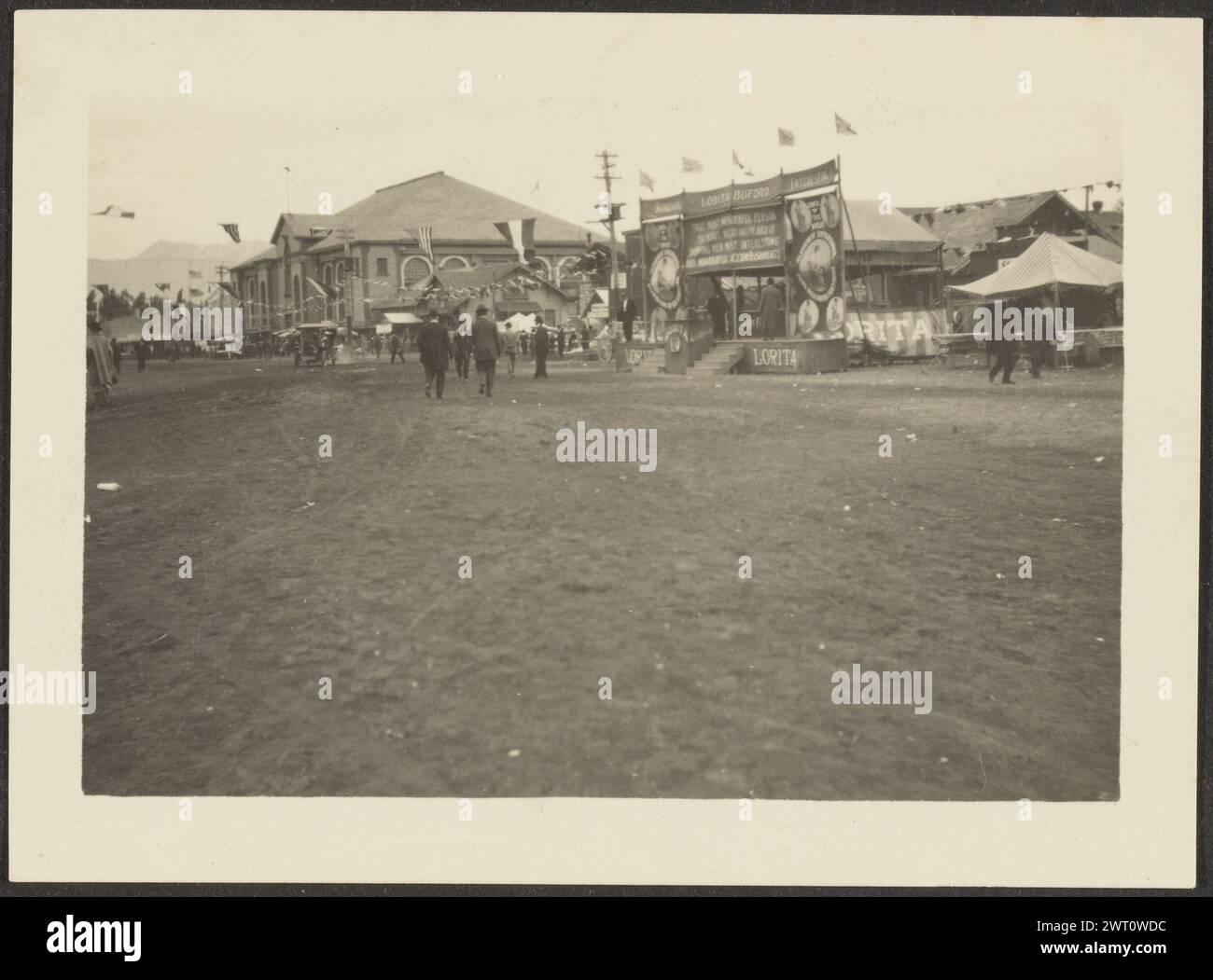 Zona fieristica di Salt Lake City. Louis Fleckenstein, fotografo (americano, 1866 - 1943) 1909–1917 'On State Fair Grounds / Salt Lake City. L'uomo a sinistra con il collare bianco, che si allontana, è Governatore / Spry, l'edificio che gli serve da sfondo è il / Art Bulding,' matita, verso intero Foto Stock