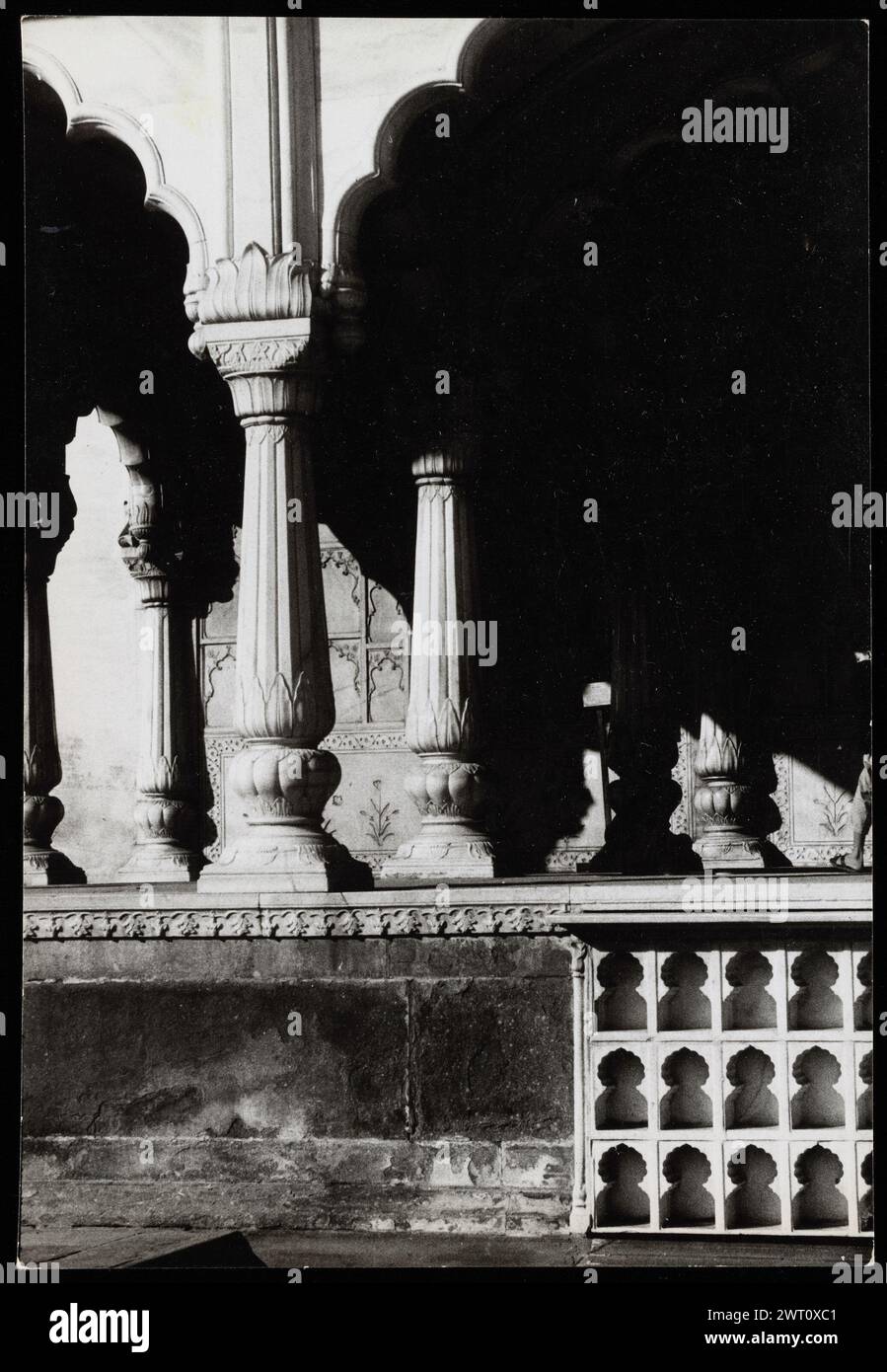 India Delhi Red Fort Plate 116. Swaan, Wim. 1968 o precedenti materiali di produzione fotografica per città di Mughul India: Delhi, Agra, Fatehpur Sikri fotografie di architettura sono state selezionate e digitalizzate da questi materiali. Ritratti, immagini etnografiche e immagini di oggetti museali sono stati esclusi. Le immagini digitali sono disposte geograficamente, prima per paese, poi per città, poi per sito complesso o monumento, con tutti i nomi in ordine alfabetico. I nomi delle località derivano dal Getty Thesaurus of Geographic Names (TGN)®, dalle intestazioni tematiche della Library of Congress e dalle pubblicazioni scientifiche. Pu Foto Stock