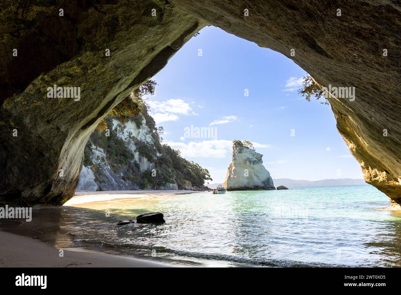 La luce del sole scorre attraverso l'arco della Cathedral Cove Foto Stock