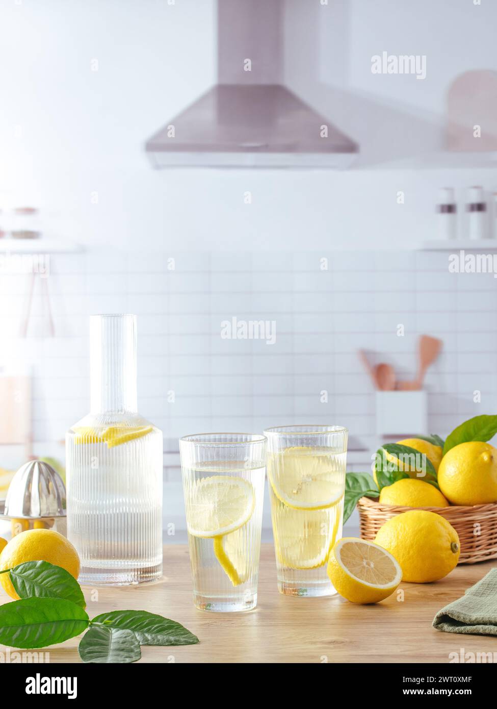 limonata estiva al limone in un bicchiere e decanter. I limoni sono scatte Foto Stock