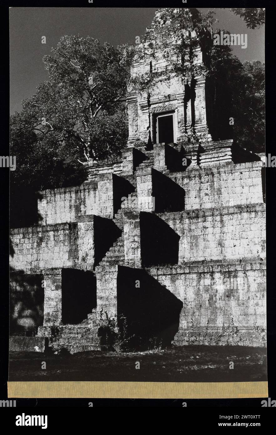Cambodia Angkor Baksei Chamkrong immagine inedita 2. Swaan, Wim. 1966 o precedenti materiali di produzione fotografica per Lost Cities of Asia: Ceylon, Pagan, Angkor fotografie di architettura sono stati selezionati e digitalizzati da questi materiali. Ritratti, immagini etnografiche e immagini di oggetti museali sono stati esclusi. Le immagini digitali sono disposte geograficamente, prima per paese, poi per città, poi per sito complesso o monumento, con tutti i nomi in ordine alfabetico. I nomi delle località derivano dal Getty Thesaurus of Geographic Names (TGN)®, dalle intestazioni tematiche della Library of Congress e dal pub accademico Foto Stock